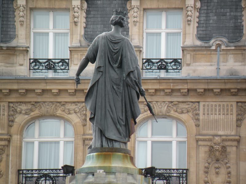  Statue au sommet de la Colonne de la Déesse